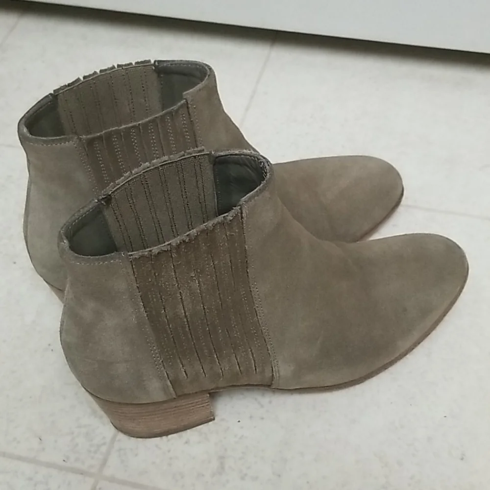 [Like NEW] VINCE suede ankle booties gray haider pull on chelsea boot Size 6
